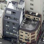 【悲報】美人局に遭って死亡した大学生、右のビルの屋上から電柱に飛び移ろうとしてた模様