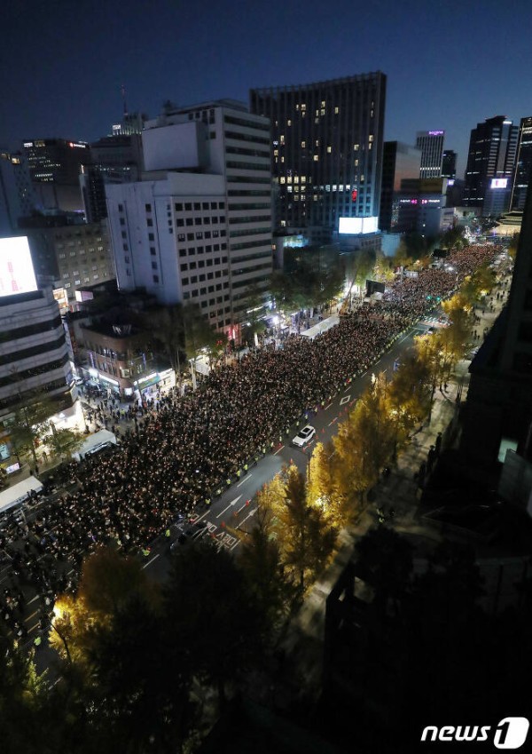 韓国・梨泰院で大規模デモ　6万人が集結！！