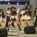 秋元康プロデュースの11人組アイドル『ホワイトスコーピオン』がデビュー曲「眼差しSniper」を披露