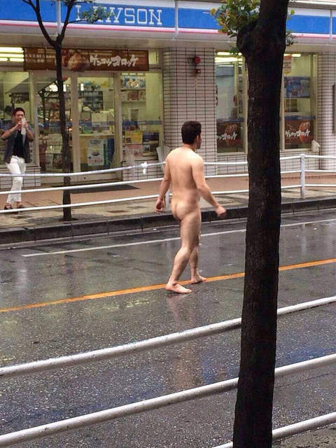 道路の中央を素っ裸で歩くおっさん出現