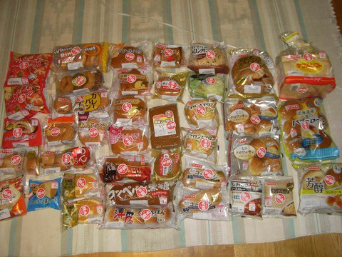 ドラッグストアで半額のパン40個買ってきたンゴ
