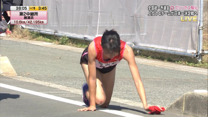 走れなくなったマラソン女子選手がハイハイして進む