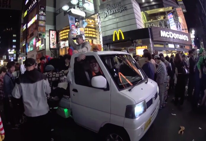 渋谷ハロウィンの軽トラック横転事件