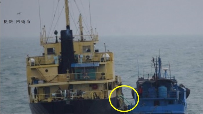 韓国さん、北朝鮮に石油を送ってたのを海自に撮影されてバラされてしまう