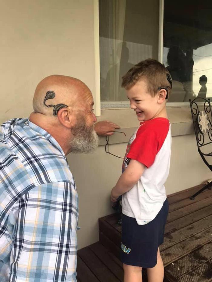 じじい、難病の孫が取り付けた器具と同じタトゥーを彫ってしまう