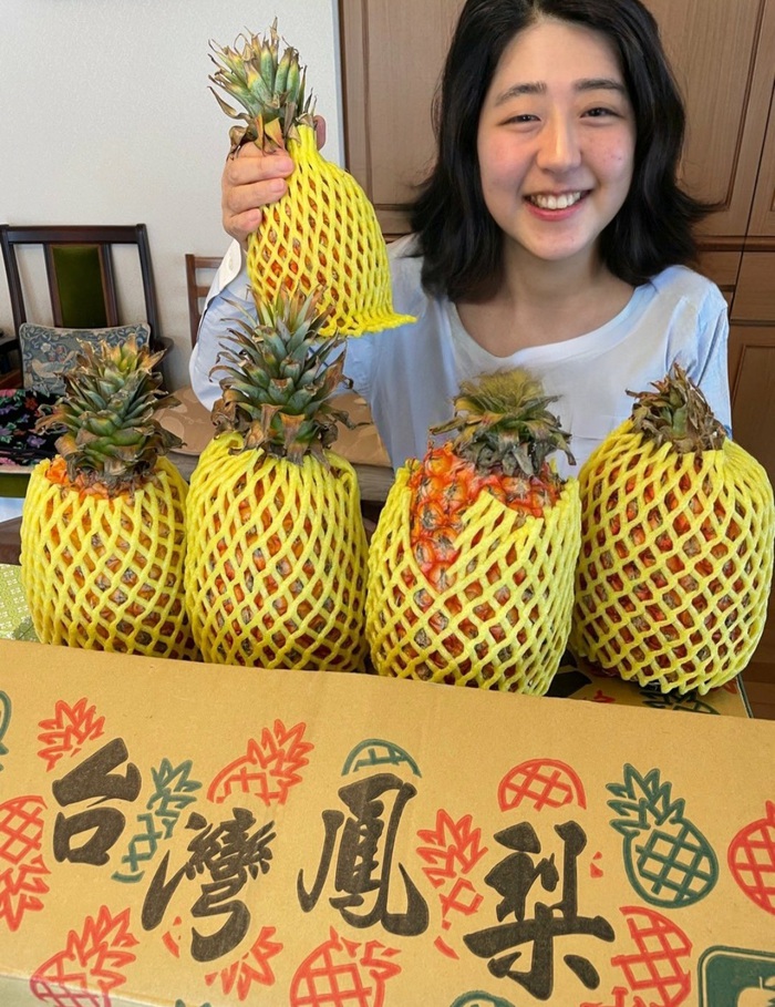 日本美女「台湾パイナップル美味しそう！食べて応援します！（ﾊﾟｼｬ」→10万いいね