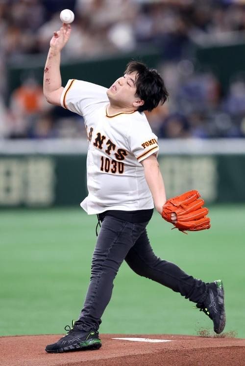 声優の松岡禎丞さん、現在の姿が公開される　なんかの試合で始球式に登場