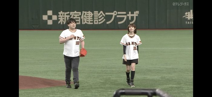 声優の松岡禎丞さん、現在の姿が公開される　なんかの試合で始球式に登場