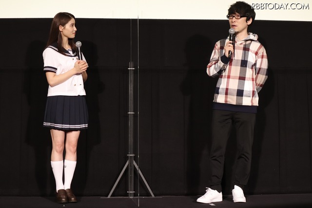 女優の土屋太鳳さんがミニスカート&ハイソックスのセーラー服姿を披露！