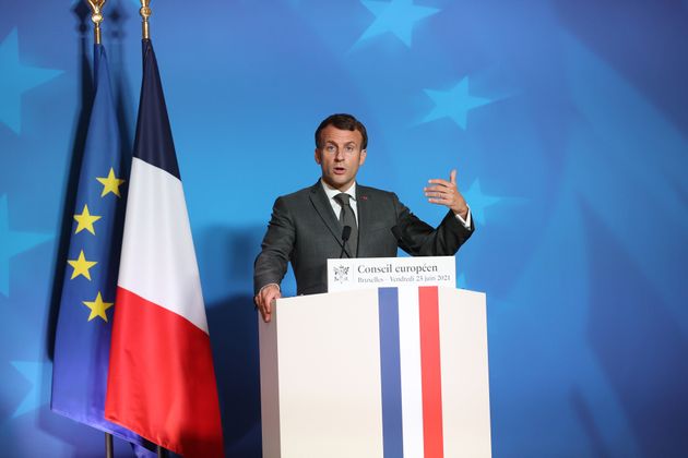 マクロン大統領「フランス国旗の色こっそり変えたろｗｗｗ」→ 気づかれずに4年がすぎる