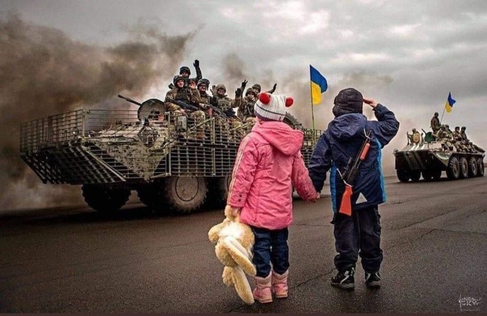 ウクライナ兵と子供たち