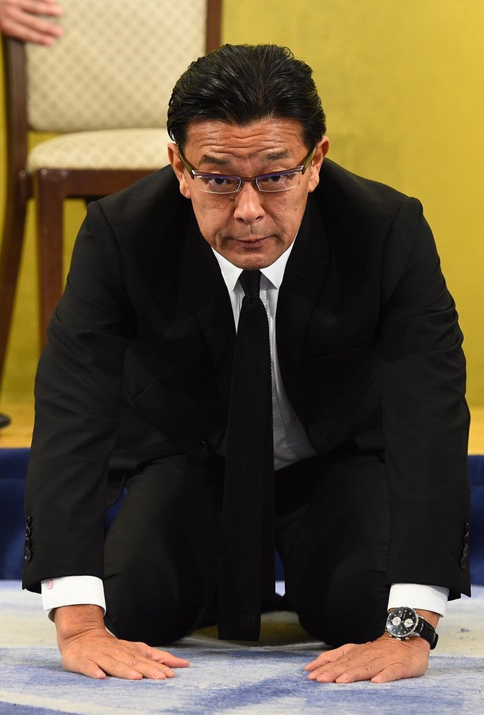 格闘技RIZINの榊原信行CEOが花束投げ捨て問題で土下座謝罪