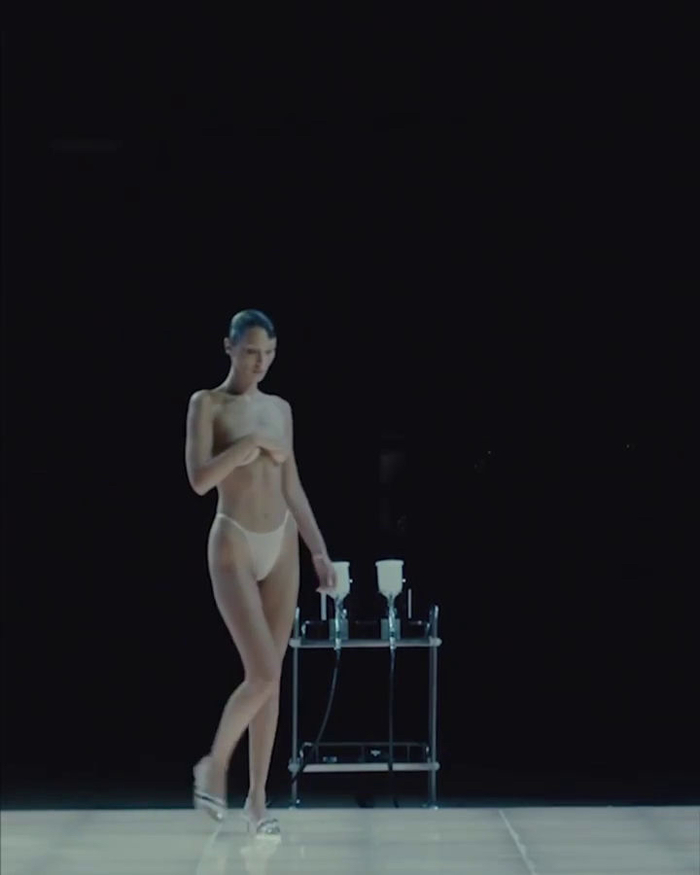 裸の女にスプレーを吹き付けて服を作る技術、開発される