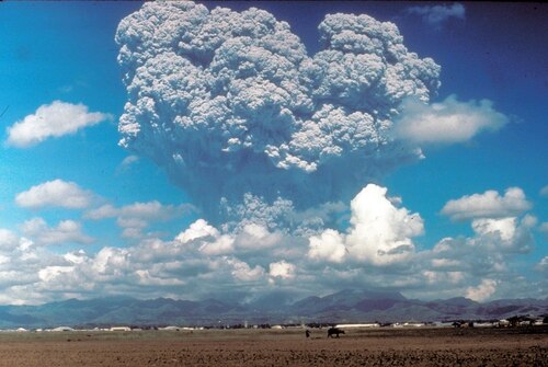 噴火するピナトゥボ山