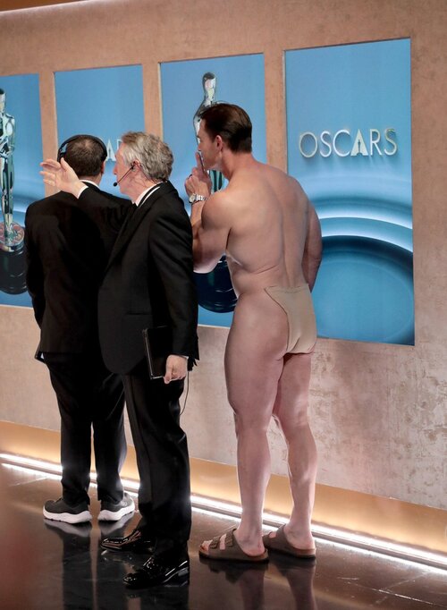 ジョン・シナさん、アカデミー賞で全裸になってしまう