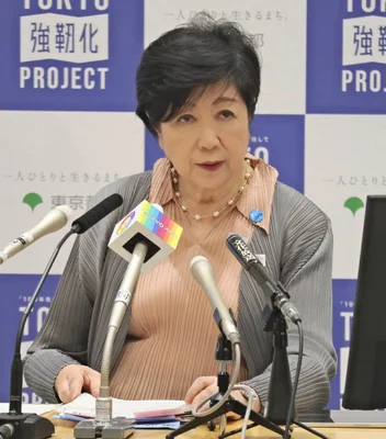 小池百合子さん、まるで裸のような格好で会見をしてしまう