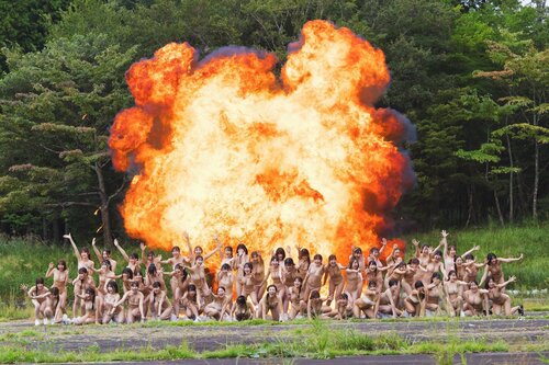 大量の巨乳グラビアアイドル、爆発