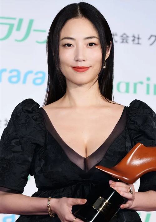 MEGUMIさん(43)美脚大賞受賞式なのにお胸にしか目が行かない衣装で登場