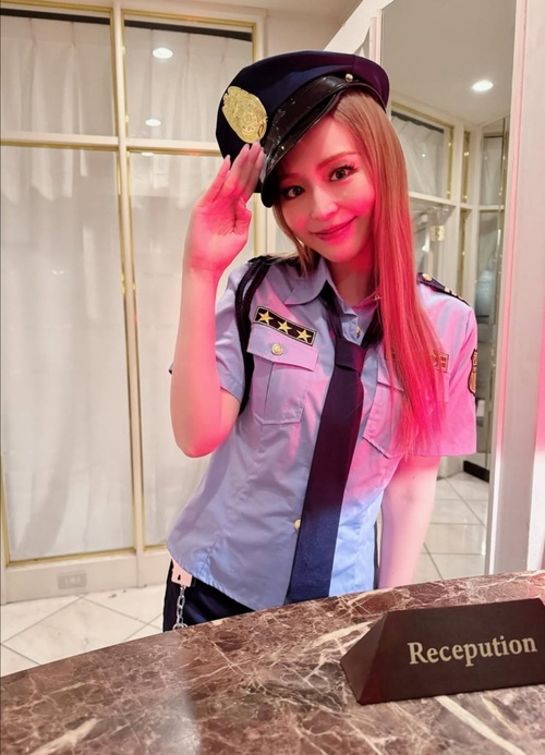 平野綾さん(37)のミニスカポリス