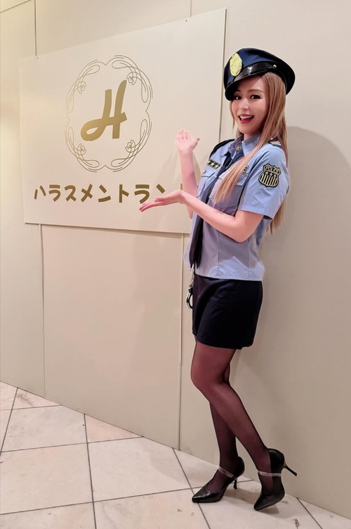 平野綾さん(37)のミニスカポリス