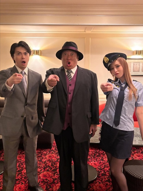 平野綾さん(37)のミニスカポリス