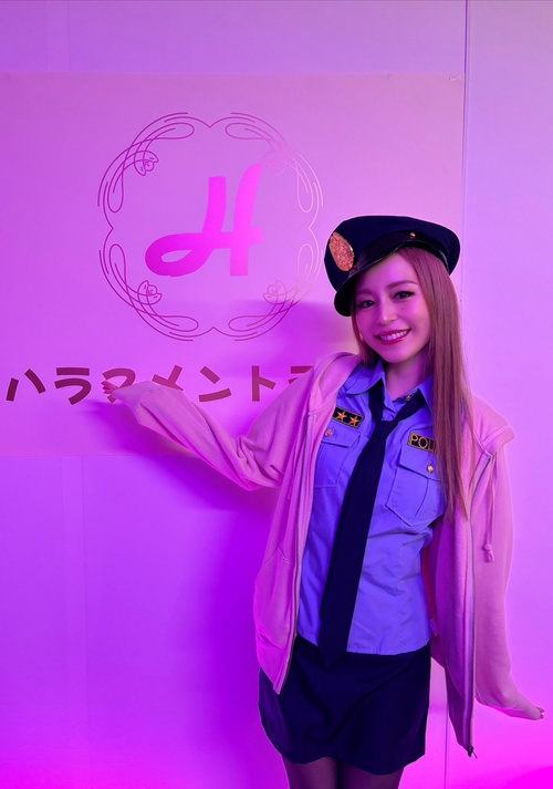 平野綾さん(37)のミニスカポリス