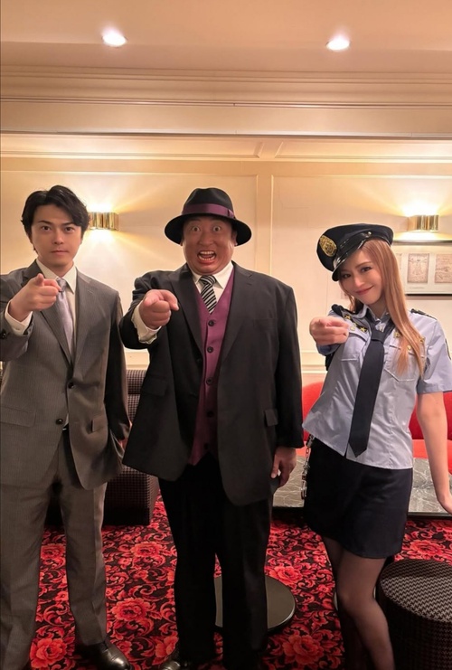 平野綾さん(37)のミニスカポリス