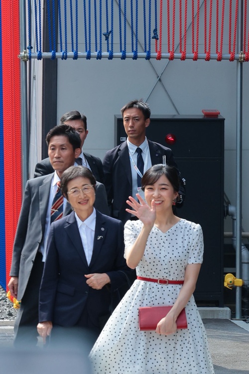 大阪万博で佳子様(30)がファンサ