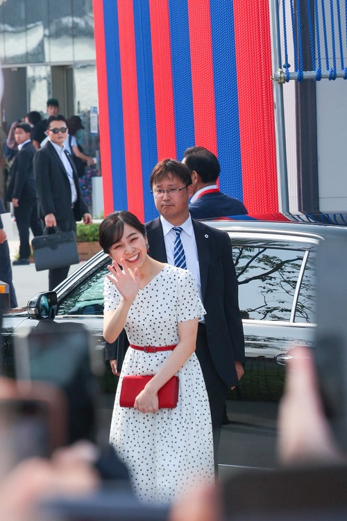 大阪万博で佳子様(30)がファンサ