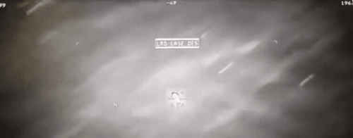 ヘルファイアミサイルが未確認飛行物体に弾かれる場面