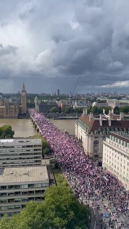 イギリスで15万人による「反移民」デモが開催