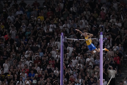 世界陸上、とんでもない肩幅の観客が映る
