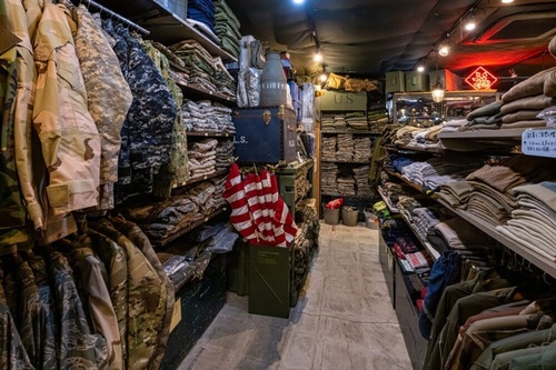 横田基地近くにある退役軍人からのガチモン古着だらけのミリタリーショップ