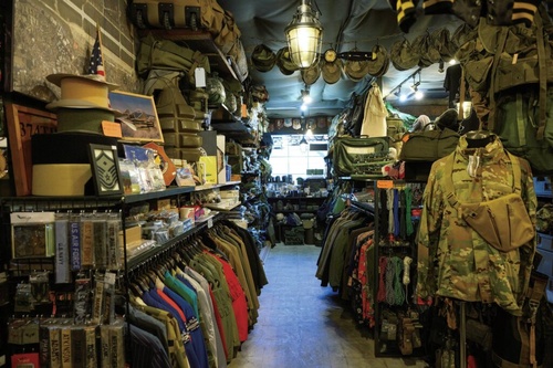 横田基地近くにある退役軍人からのガチモン古着だらけのミリタリーショップ