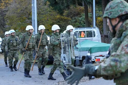 自衛隊さん、クマ対策に謎の木の棒を持たされる