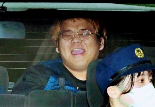 HKT48スタッフ殺害未遂事件、容疑者を護送する婦警さんが美人と話題に