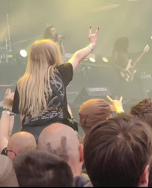 バンギャさん、ケツ丸出しではしゃいでしまう