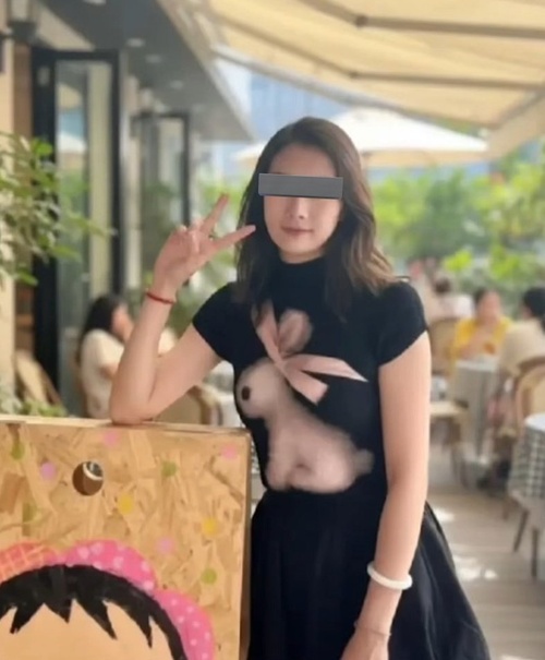 丸出しのまんさん、見つかる