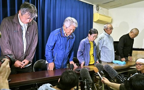 辺野古活動家の謝罪会見でまともにお辞儀せずに腕を組んでた人