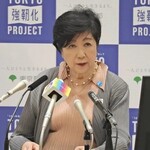 【画像】小池百合子さん、まるで裸のような格好で会見をしてしまうwwwww