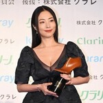 【画像】MEGUMIさん(43)美脚大賞受賞式なのにお胸にしか目が行かない衣装で登場