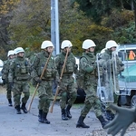 自衛隊さん、クマ対策に謎の木の棒を持たされる