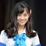 【動画】橋本環奈さんのアイドル時代、マイクも持たせてもらえずサビで後ろに回されるwwwwwww