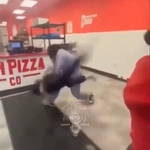 ピザ店を襲った3人組美少女さん、16歳の店員にフルボッコされてしまう