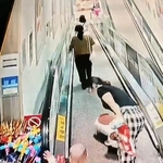 【動画】まんさん、動く歩道でミサイル発射